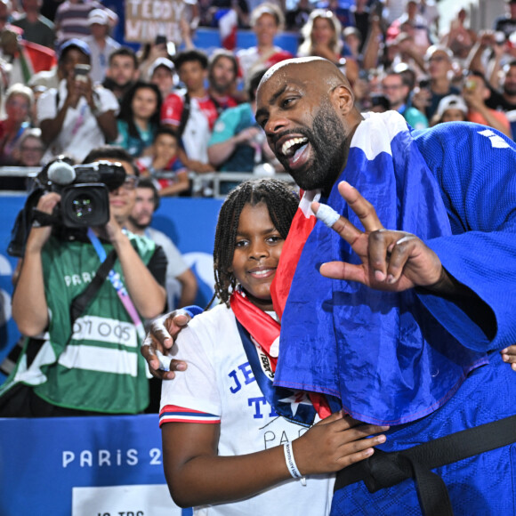 Teddy Riner célèbre son titre olympique avec son fils Eden à l'Arena Champ-de-Mars aux Jeux olympiques de Paris le 2 août 2024. Photo by Eliot Blondet/ABACAPRESS.COM