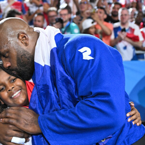 Teddy Riner célèbre son titre olympique avec son fils Eden à l'Arena Champ-de-Mars aux Jeux olympiques de Paris le 2 août 2024. Photo by Eliot Blondet/ABACAPRESS.COM