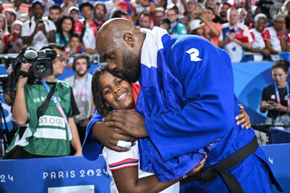 Teddy Riner célèbre son titre olympique avec son fils Eden à l'Arena Champ-de-Mars aux Jeux olympiques de Paris le 2 août 2024. Photo by Eliot Blondet/ABACAPRESS.COM