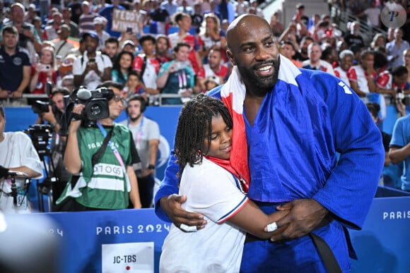 Teddy Riner célèbre son titre olympique avec son fils Eden à l'Arena Champ-de-Mars aux Jeux olympiques de Paris le 2 août 2024. Photo by Eliot Blondet/ABACAPRESS.COM