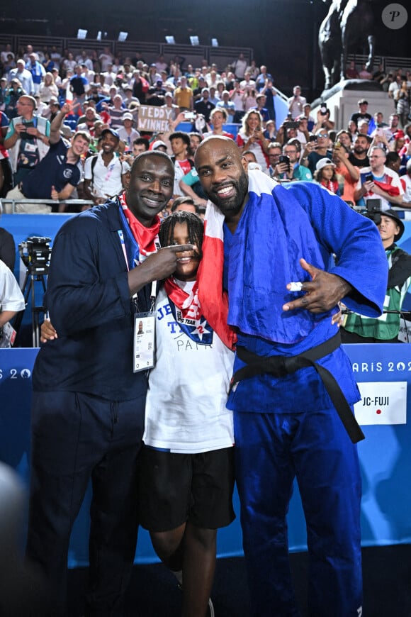 Teddy Riner célèbre son titre olympique avec son fils Eden et Omar Sy à l'Arena Champ-de-Mars aux Jeux olympiques de Paris le 2 août 2024. Photo by Eliot Blondet/ABACAPRESS.COM