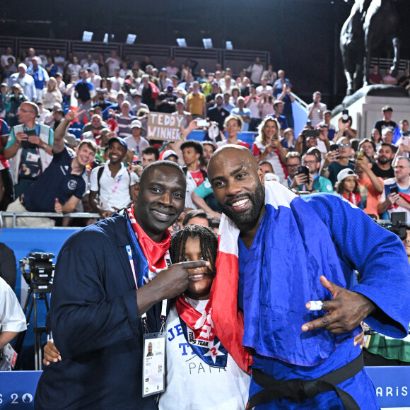 Teddy Riner célèbre son titre olympique avec son fils Eden et Omar Sy à l'Arena Champ-de-Mars aux Jeux olympiques de Paris le 2 août 2024. Photo by Eliot Blondet/ABACAPRESS.COM