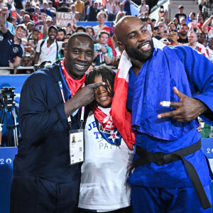 Teddy Riner est entré encore un peu plus dans la légende ce vendredi
Teddy Riner célèbre son titre olympique avec son fils Eden et Omar Sy à l'Arena Champ-de-Mars aux Jeux olympiques de Paris. Photo by Eliot Blondet/ABACAPRESS.COM