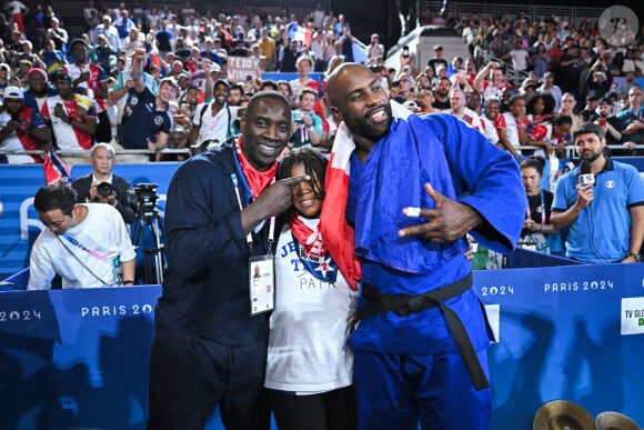 Teddy Riner est entré encore un peu plus dans la légende ce vendredi
Teddy Riner célèbre son titre olympique avec son fils Eden et Omar Sy à l'Arena Champ-de-Mars aux Jeux olympiques de Paris. Photo by Eliot Blondet/ABACAPRESS.COM