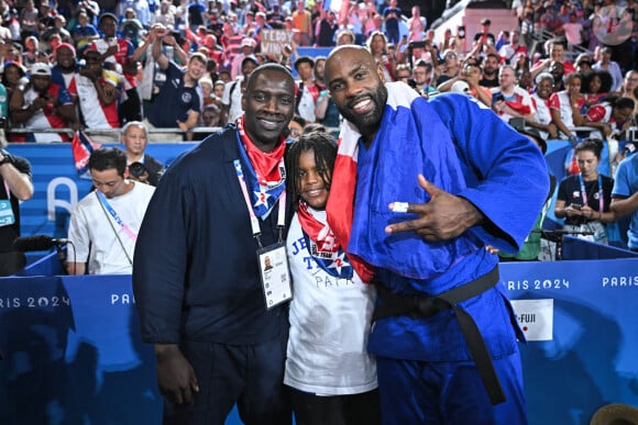 Teddy Riner célèbre son titre olympique avec son fils Eden et Omar Sy à l'Arena Champ-de-Mars aux Jeux olympiques de Paris le 2 août 2024. Photo by Eliot Blondet/ABACAPRESS.COM