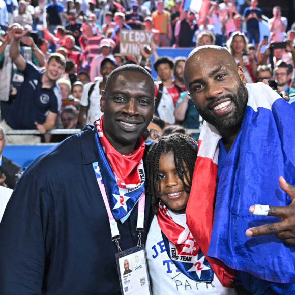 Teddy Riner célèbre son titre olympique avec son fils Eden et Omar Sy à l'Arena Champ-de-Mars aux Jeux olympiques de Paris le 2 août 2024. Photo by Eliot Blondet/ABACAPRESS.COM