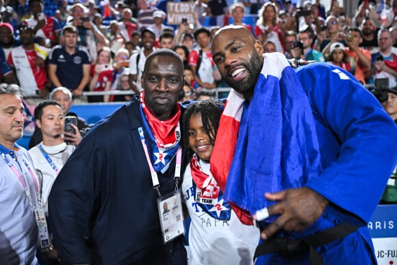 Teddy Riner célèbre son titre olympique avec son fils Eden et Omar Sy à l'Arena Champ-de-Mars aux Jeux olympiques de Paris le 2 août 2024. Photo by Eliot Blondet/ABACAPRESS.COM