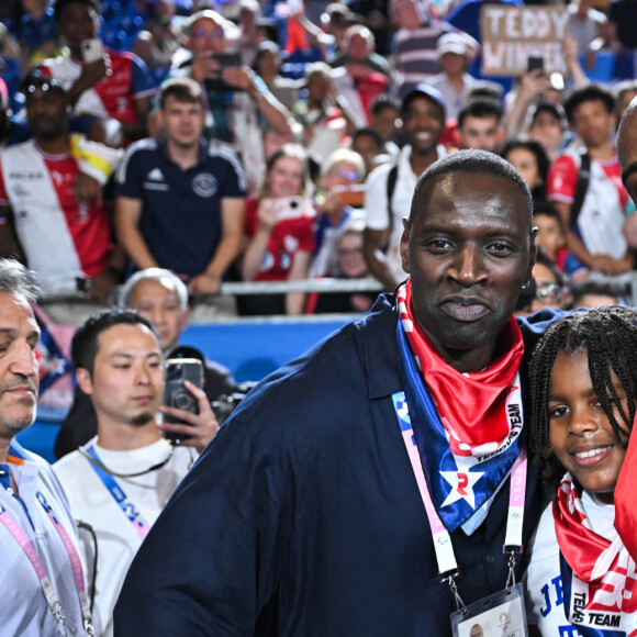 Teddy Riner célèbre son titre olympique avec son fils Eden et Omar Sy à l'Arena Champ-de-Mars aux Jeux olympiques de Paris le 2 août 2024. Photo by Eliot Blondet/ABACAPRESS.COM