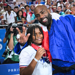 Teddy Riner célèbre son titre olympique avec son fils Eden et Omar Sy à l'Arena Champ-de-Mars aux Jeux olympiques de Paris le 2 août 2024. Photo by Eliot Blondet/ABACAPRESS.COM