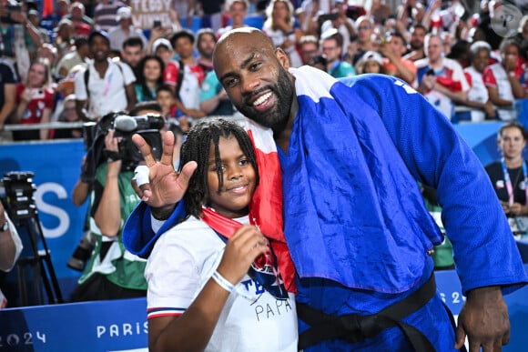 Teddy Riner célèbre son titre olympique avec son fils Eden et Omar Sy à l'Arena Champ-de-Mars aux Jeux olympiques de Paris le 2 août 2024. Photo by Eliot Blondet/ABACAPRESS.COM