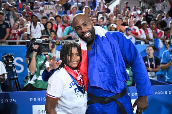 Teddy Riner célèbre son titre olympique avec son fils Eden et Omar Sy à l'Arena Champ-de-Mars aux Jeux olympiques de Paris le 2 août 2024. Photo by Eliot Blondet/ABACAPRESS.COM