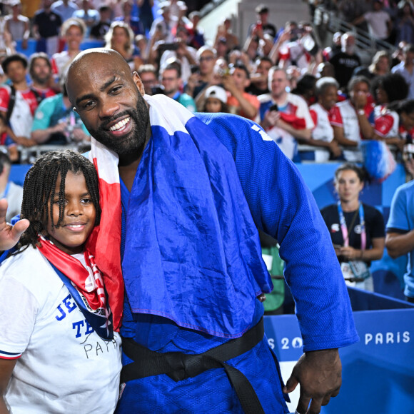 Teddy Riner célèbre son titre olympique avec son fils Eden et Omar Sy à l'Arena Champ-de-Mars aux Jeux olympiques de Paris le 2 août 2024. Photo by Eliot Blondet/ABACAPRESS.COM