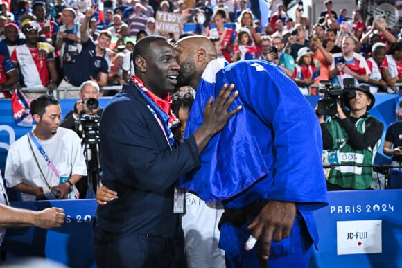 Teddy Riner célèbre son titre olympique avec son fils Eden et Omar Sy à l'Arena Champ-de-Mars aux Jeux olympiques de Paris le 2 août 2024. Photo by Eliot Blondet/ABACAPRESS.COM