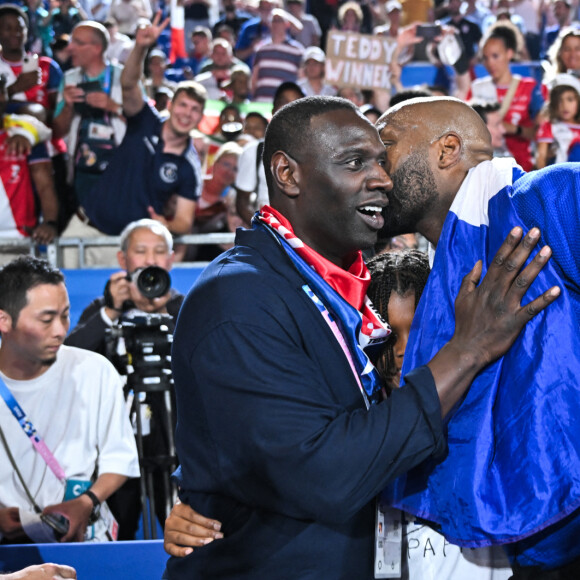 Teddy Riner célèbre son titre olympique avec son fils Eden et Omar Sy à l'Arena Champ-de-Mars aux Jeux olympiques de Paris le 2 août 2024. Photo by Eliot Blondet/ABACAPRESS.COM