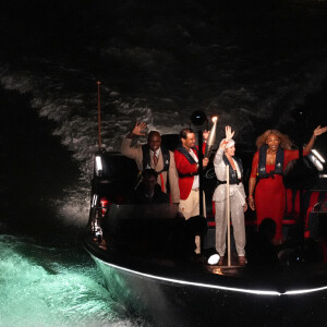 Carl Lewis, Rafael Nadal avec la flamme olympique, Nadia Comaneci et Serena Williams sur un bateau sur la Seine lors de la cérémonie d'ouverture des Jeux olympiques de Paris 2024 à Paris, le 26 juillet 2024. Martin Rickett/PA Wire/ABACAPRESS.COM