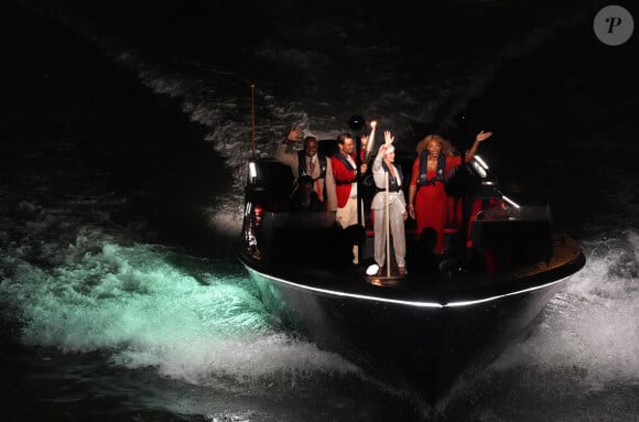 Carl Lewis, Rafael Nadal avec la flamme olympique, Nadia Comaneci et Serena Williams sur un bateau sur la Seine lors de la cérémonie d'ouverture des Jeux olympiques de Paris 2024 à Paris, le 26 juillet 2024. Martin Rickett/PA Wire/ABACAPRESS.COM