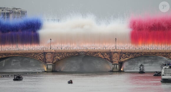 De la fumée aux couleurs du drapeau national français est vue lors de la cérémonie d'ouverture des Jeux olympiques de Paris 2024 à Paris, le 26 juillet 2024. Xinhua/Wan Xiang/ABACAPRESS.COM