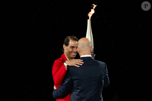 Zinédine Zidane remet la flamme olympique à Rafael Nadal lors de la cérémonie d'ouverture des Jeux olympiques de Paris 2024, le 26 juillet 2024. Maxim Thore / Bildbyran/SPUS/ABACAPRESS.COM