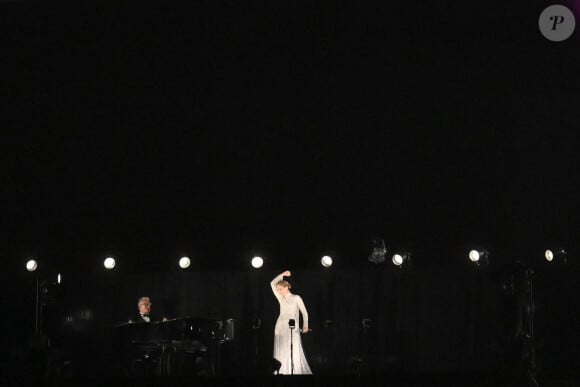 Céline Dion chante au sommet du premier étage de la Tour Eiffel lors de la cérémonie d'ouverture des Jeux olympiques d'été de Paris 2024, le 26 juillet 2024. Sven Hoppe/DPA/ABACAPRESS.COM