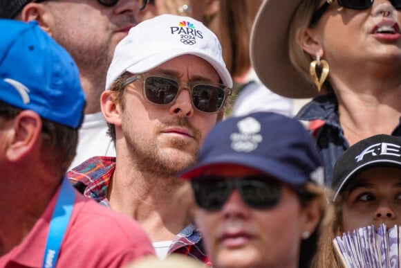 Très concentré sur l'épreuve, au même titre que sa moitié, l'acteur chouchou d'Hollywood n'a rien laissé paraitre derrière ses lunettes de soleil.
Ryan Gosling pendant les Jeux Olympiques de Paris 2024 - Jour 9 au Château de Versailles le 4 août 2024 à Versailles, France.