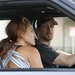 A rappeler que les apparitions publiques des tourtereaux sont assez rares. Le tandem reste très secret quant à sa vie privée.
Exclusif - Ryan Gosling et sa compagne Eva Mendes ont été aperçus avec leurs filles Esmeralda et Amada en balade en voiture à Los Angeles, le 25 août 2020 