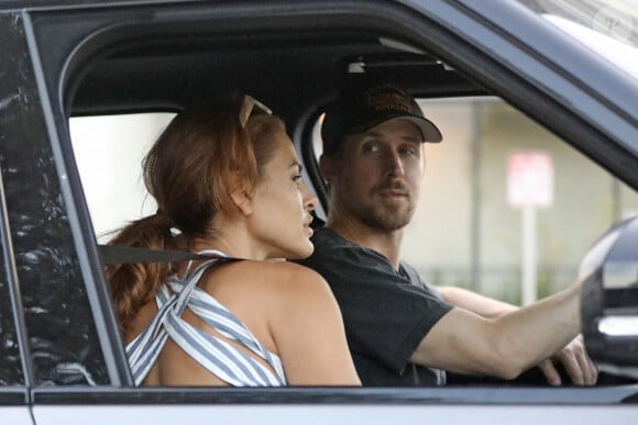 A rappeler que les apparitions publiques des tourtereaux sont assez rares. Le tandem reste très secret quant à sa vie privée.
Exclusif - Ryan Gosling et sa compagne Eva Mendes ont été aperçus avec leurs filles Esmeralda et Amada en balade en voiture à Los Angeles, le 25 août 2020 