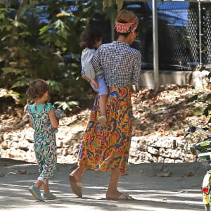 Exclusif - Eva Mendes et Ryan Gosling passent l'après-midi au parc avec leurs filles Esmaralda et Amanda le 18 septembre 2018. 