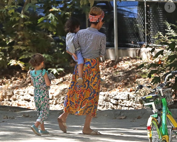 Exclusif - Eva Mendes et Ryan Gosling passent l'après-midi au parc avec leurs filles Esmaralda et Amanda le 18 septembre 2018. 