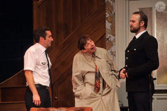 Erwan Creignou, Maxime Clement et Yannik Mazzilli, Ariane Mourier et Gilles Vajou lors du filage de la piece "Des Pieds Et Des Mains" au theatre Fontaine a Paris le 26 septembre 2013.