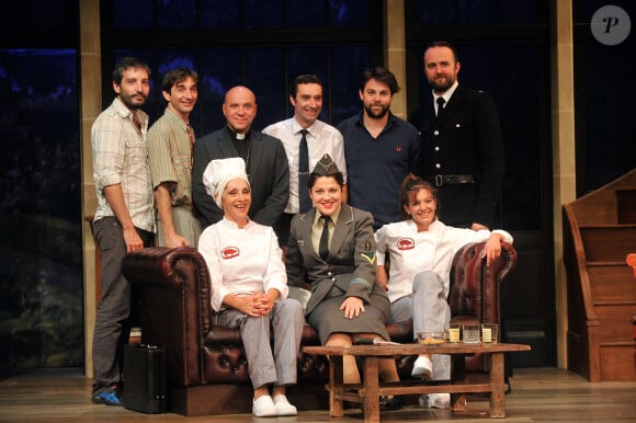 Les metteurs en scene David Roussel et Arthur Jugnot posent avec leurs comediens Erwan Creignou, Karine Dubernet, Maxime Clement Marie-Helene Lentini, Yannik Mazzilli, Ariane Mourier et Gilles Vajou lors du filage de la piece "Des Pieds Et Des Mains" au theatre Fontaine a Paris le 26 septembre 2013.