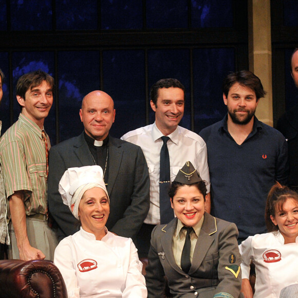 Les metteurs en scene David Roussel et Arthur Jugnot posent avec leurs comediens Erwan Creignou, Karine Dubernet, Maxime Clement Marie-Helene Lentini, Yannik Mazzilli, Ariane Mourier et Gilles Vajou lors du filage de la piece "Des Pieds Et Des Mains" au theatre Fontaine a Paris le 26 septembre 2013.