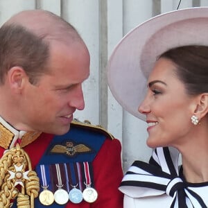 Et parle notamment du couple formé par Kate Middleton et le prince William
Le prince William, prince de Galles, Catherine Kate Middleton, princesse de Galles - Les membres de la famille royale britannique au balcon du Palais de Buckingham lors de la parade militaire "Trooping the Colour" à Londres le 15 juin 2024 © Julien Burton / Bestimage