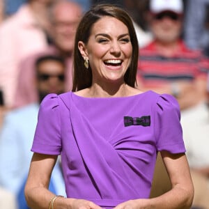 Catherine (Kate) Middleton remet la coupe à Carlos Alcaraz après sa victoire face à Novak Djokovic en finale du tournoi de Wimbledon 2024 (6/2 - 6/2 - 7/6). Wimbledon, le 14 juillet 2024.