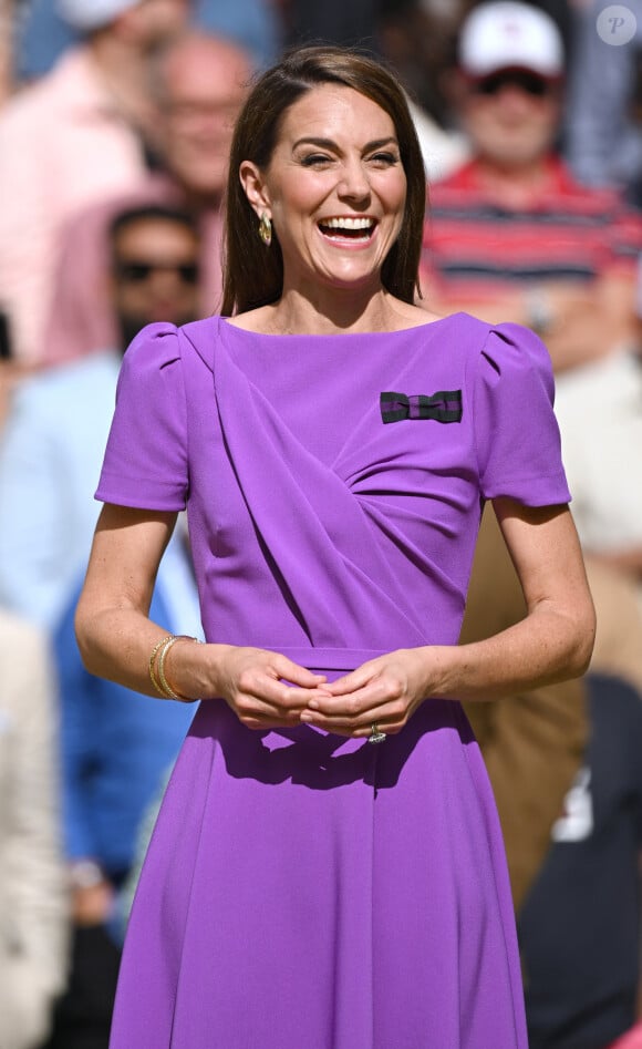 Catherine (Kate) Middleton remet la coupe à Carlos Alcaraz après sa victoire face à Novak Djokovic en finale du tournoi de Wimbledon 2024 (6/2 - 6/2 - 7/6). Wimbledon, le 14 juillet 2024.