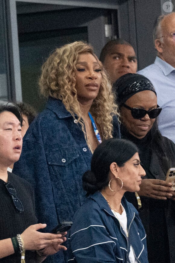 Elle n'a ensuite pas quitté la capitale puisqu'elle a assisté à de nombreuses épreuves avec son mari Alexis Ohanian et leur fille Olympia. 
Serena Williams - Célébrités assistent à la finale du 100 m femme au Stade de France à Saint Denis lors des Jeux Olympiques de Paris2024 (JO) le 3 aout 2024. © Perusseau-Jacovides-Bestimage