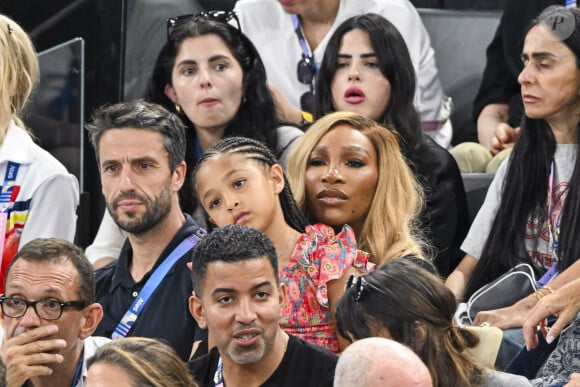 Lundi 5 août, le couple et ses deux enfants a voulu se rendre sur la toit du luxueux hôtel Peninsula à Paris mais s'en est vu refuser l'accès. 
Tony Estanguet , Serena Williams et sa fille Alexis Olympia Ohanian - Célébrités assistent aux épreuves de gymnastique lors des Jeux Olympiques de Paris 2024 (JO) au Palais omnisports Bercy Arena, à Paris, France, le 30 juillet 2024. © Jacovides-Perusseau/Bestimage