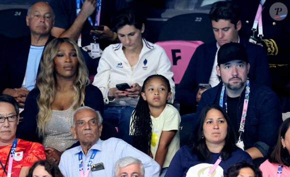 Serena Williams, sa fille Olympia et son mari Alexis Ohanian, Gabriel Attal et Amélie Oudéa-Castéra - Célébrités assistent à la victoire de Léon Marchand qui devient champion Olympique sur 400 m 4 nages lors des Jeux Olympiques de Paris 2024 (JO) à Paris La Defense Arena à Nanterre le 28 juillet 2024. © Dominique Jacovides-Pierre Perusseau/Bestimage