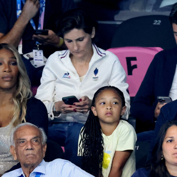 Serena Williams, sa fille Olympia et son mari Alexis Ohanian, Gabriel Attal et Amélie Oudéa-Castéra - Célébrités assistent à la victoire de Léon Marchand qui devient champion Olympique sur 400 m 4 nages lors des Jeux Olympiques de Paris 2024 (JO) à Paris La Defense Arena à Nanterre le 28 juillet 2024. © Dominique Jacovides-Pierre Perusseau/Bestimage