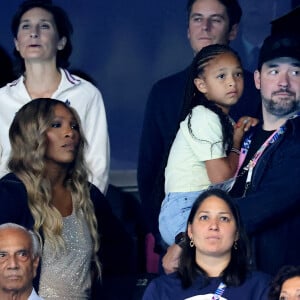 Serena Williams, sa fille Olympia et son mari Alexis Ohanian, Gabriel Attal et Amélie Oudéa-Castéra - Célébrités assistent à la victoire de Léon Marchand qui devient champion Olympique sur 400 m 4 nages lors des Jeux Olympiques de Paris 2024 (JO) à Paris La Defense Arena à Nanterre le 28 juillet 2024. © Dominique Jacovides-Pierre Perusseau/Bestimage