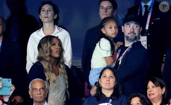 Serena Williams, sa fille Olympia et son mari Alexis Ohanian, Gabriel Attal et Amélie Oudéa-Castéra - Célébrités assistent à la victoire de Léon Marchand qui devient champion Olympique sur 400 m 4 nages lors des Jeux Olympiques de Paris 2024 (JO) à Paris La Defense Arena à Nanterre le 28 juillet 2024. © Dominique Jacovides-Pierre Perusseau/Bestimage