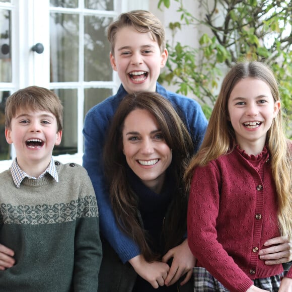 Elle a formé avec le prince William une famille heureuse
Le prince William a partagé une photographie de la princesse de Galles Catherine Kate Middleton avec ses enfants. © The Prince and Princess of Wales / Julien Burton via Bestimage