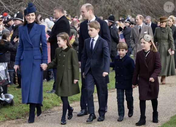 "Cela demande beaucoup de courage, car vous êtes dans un monde très étranger mais je pense qu’elle se rend compte qu’elle n’a qu’une seule chance. Elle a trois jeune enfants et ils doivent passer en premier", a-t-il conclu.
Le prince William, prince de Galles, et Catherine (Kate) Middleton, princesse de Galles, avec leurs enfants le prince George de Galles, la princesse Charlotte de Galles et le prince Louis de Galles