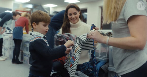 Catherine (Kate) Middleton, princesse de Galles, et ses enfants, le prince George de Galles, la princesse Charlotte de Galles, et le prince Louis de Galles, aident à préparer des sacs-cadeaux de Noël pour des familles au seuil de la pauvreté.