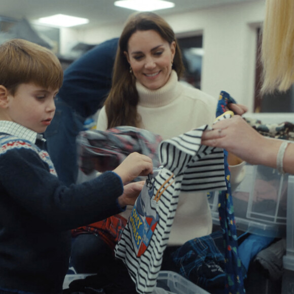 Catherine (Kate) Middleton, princesse de Galles, et ses enfants, le prince George de Galles, la princesse Charlotte de Galles, et le prince Louis de Galles, aident à préparer des sacs-cadeaux de Noël pour des familles au seuil de la pauvreté.