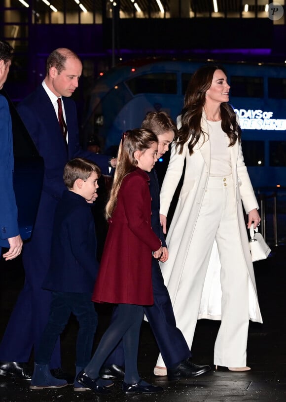 Le prince William, prince de Galles, et Catherine (Kate) Middleton, princesse de Galles, avec leurs enfants le prince George de Galles, la princesse Charlotte de Galles et le prince Louis de Galles arrivent au traditionnel concert de Noël "Together At Christmas" à l'abbaye de Westminster à Londres, Royaume Uni, le 8 décembre 2023.