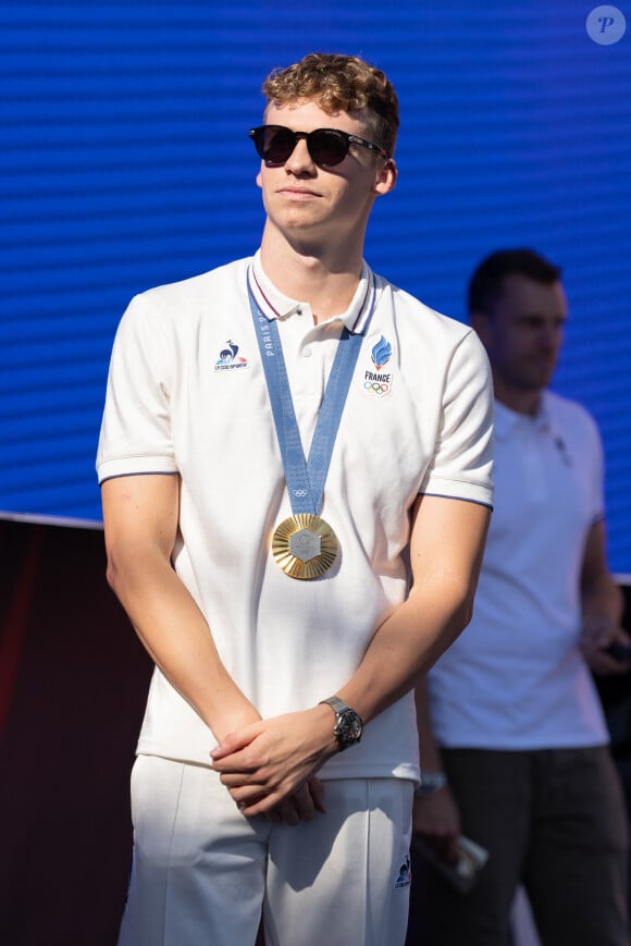 Ses efforts ont fini par payer puisqu'il est parvenu à récupérer son contact
Léon Marchand, multi médaillé en natation, au Club France à la Grande Halle de La Villette à Paris, lors des Jeux Olympiques Paris 2024. Le 5 août 2024 © Jeremy Melloul / Bestimage 