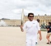 Le chanteur et comédien a récemment porté fièrement la flamme olympique aux côtés de Salma Hayek. 
Le chanteur et acteur Patrick Bruel porteur de la flamme olympique des Jeux Olympiques de Paris 2024 (JO) au château de Versailles dans les Yvelines, France, le 23 juillet 2024. © Dominique Jacovides/Bestimage