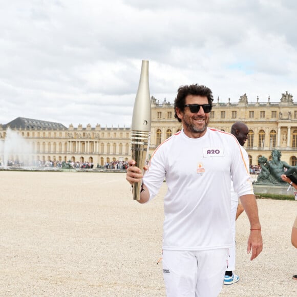 Le chanteur et comédien a récemment porté fièrement la flamme olympique aux côtés de Salma Hayek. 
Le chanteur et acteur Patrick Bruel porteur de la flamme olympique des Jeux Olympiques de Paris 2024 (JO) au château de Versailles dans les Yvelines, France, le 23 juillet 2024. © Dominique Jacovides/Bestimage