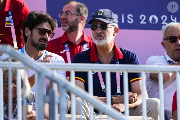 Le roi Felipe VI d'Espagne est vu pendant les quatre manches de 500 m du canoë sprint sur le stade nautique de Vaires-sur-Marne lors des Jeux olympiques de Paris 2024, le 6 août 2024 à Paris, en France. Photo par Oscar J Barroso/AFP7 via ZUMA Press Wire/ABACAPRESS.COM