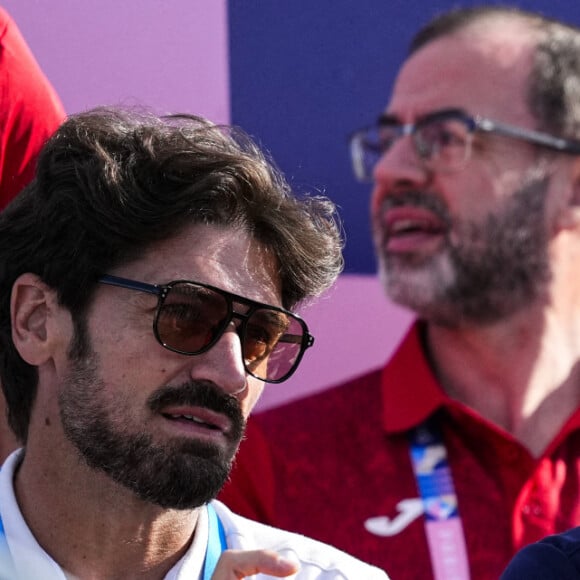 Le roi Felipe VI d'Espagne est vu pendant les quatre manches de 500 m du canoë sprint sur le stade nautique de Vaires-sur-Marne lors des Jeux olympiques de Paris 2024, le 6 août 2024 à Paris, en France. Photo par Oscar J Barroso/AFP7 via ZUMA Press Wire/ABACAPRESS.COM